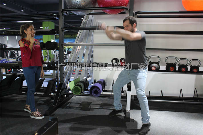 女客戶面對(duì)鏡頭拍照